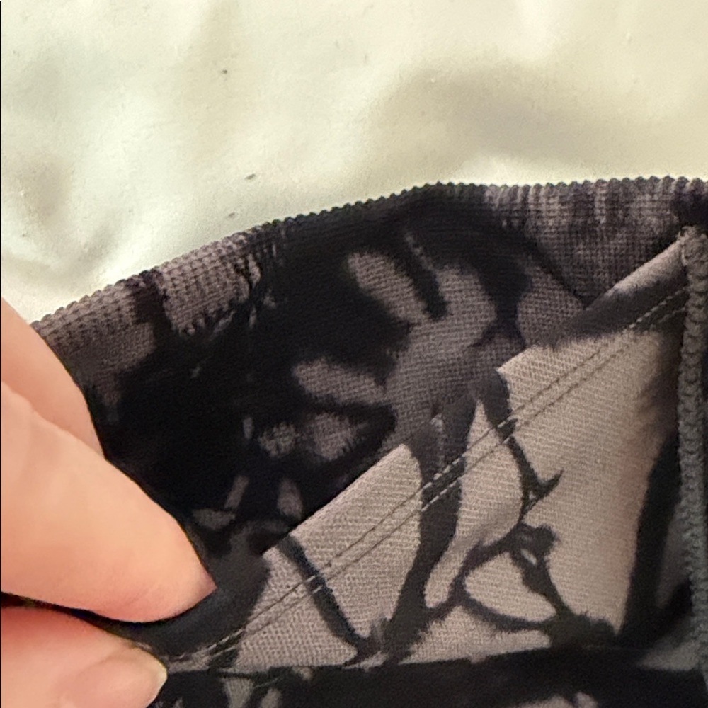 PINK Victoria’s Secret Active Black and Gray Tie-Dye 7/8 Leggings Size XL - Picture 6 of 7